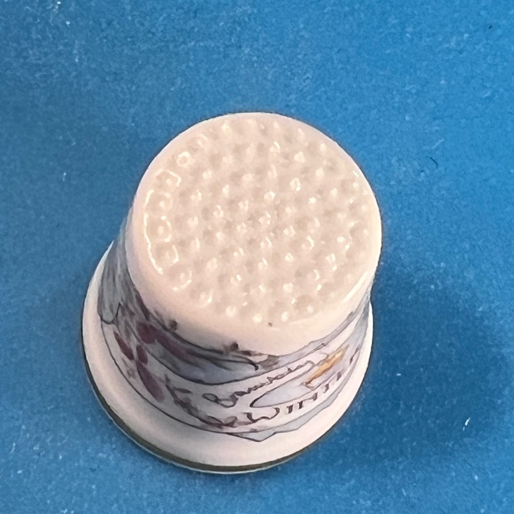 Royal Doulton Winter Porcelain Thimble with Gold Trim - Picture 5 of 6